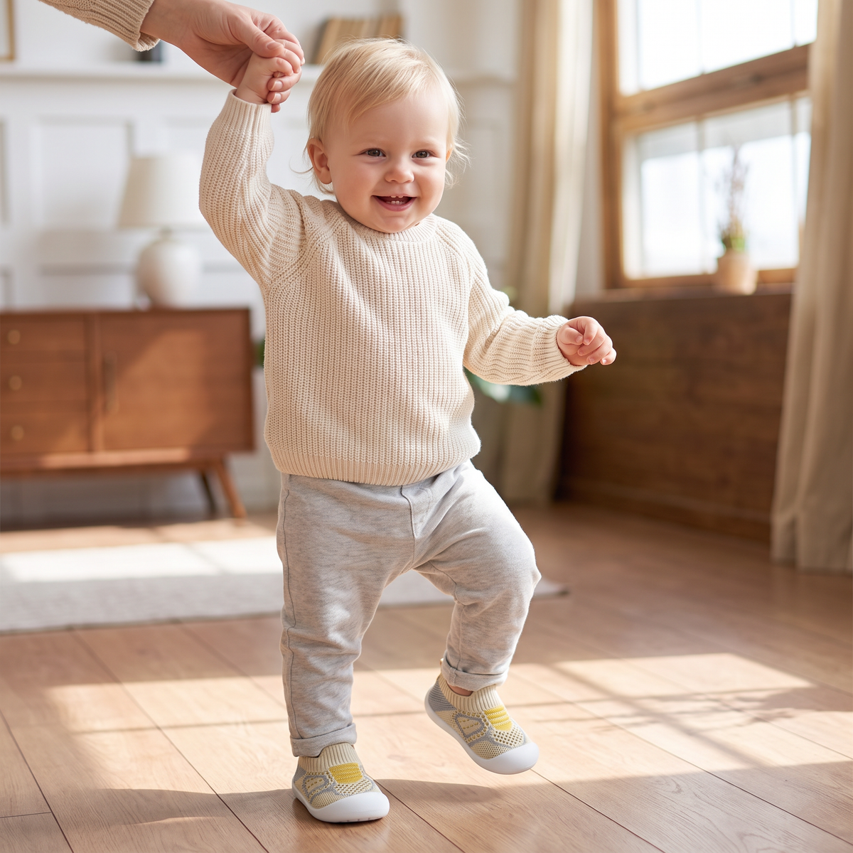 Mjuka stickade halkfria babysockskor för de första stegen