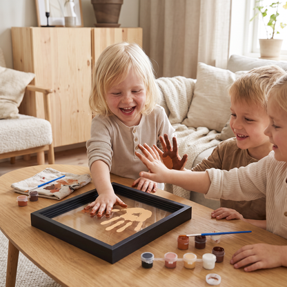 DIY Handavtrycksram i Trä – Familjepåminnelseset med Färger
