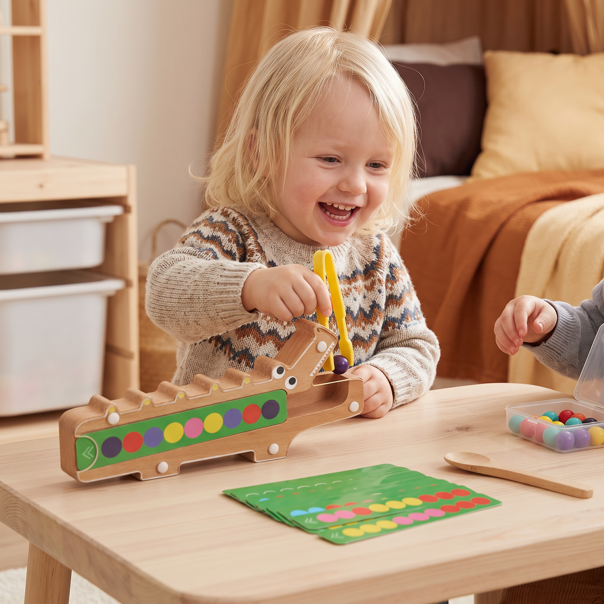 Krokodilfärgspel – pedagogiskt spel med sorteringskort och träleksak
