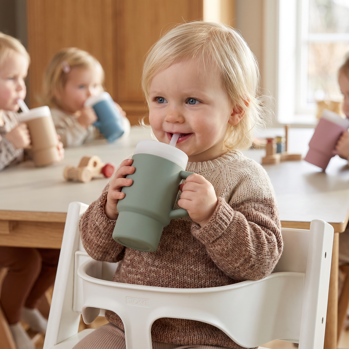 Läcksäker silikonmugg med sugrör för småbarn