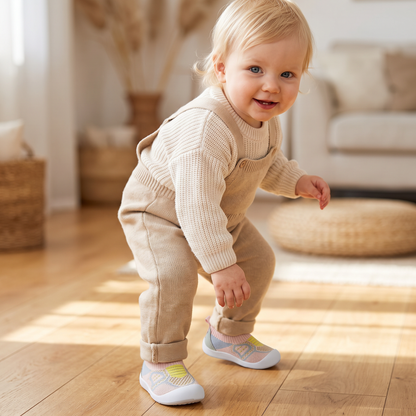 Mjuka stickade halkfria babysockskor för de första stegen