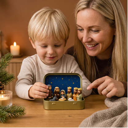 Mini-julkrubba i en ask – handmålat julfigursset