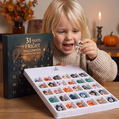 Halloween-nedräkningskalender med läskiga överraskningsfigurer och hängen