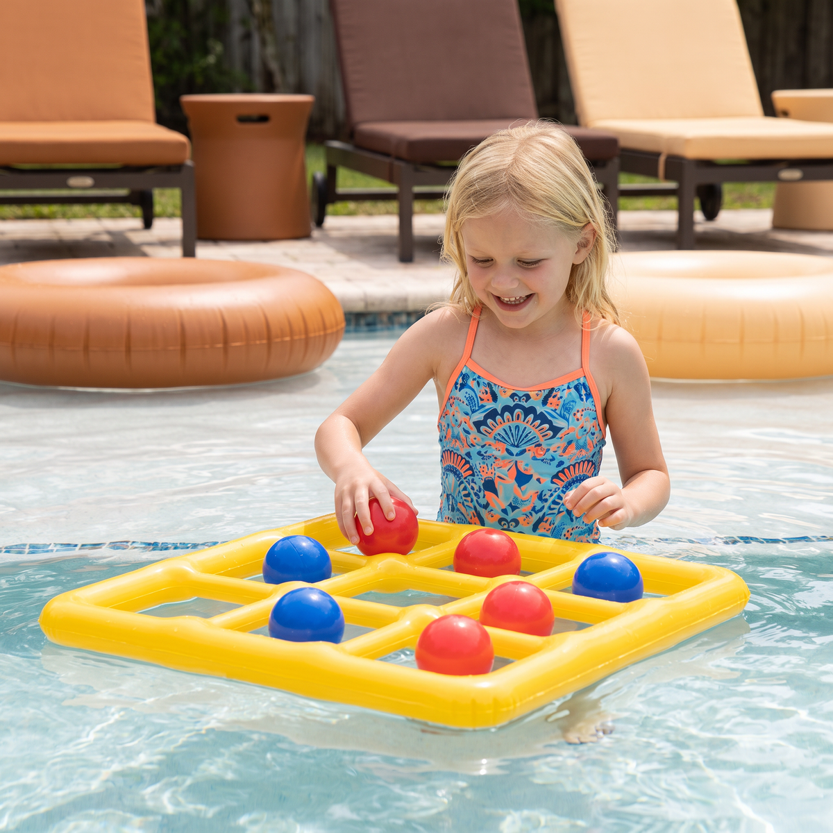 Uppblåsbart Pool Tic-Tac-Toe Spel – Vatten Partyspel med Bollar och Pump