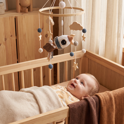 Handgjord Baby-Mobile i Trä & Virkade Hängare – Beroligande Sängleksak för Nyfödda