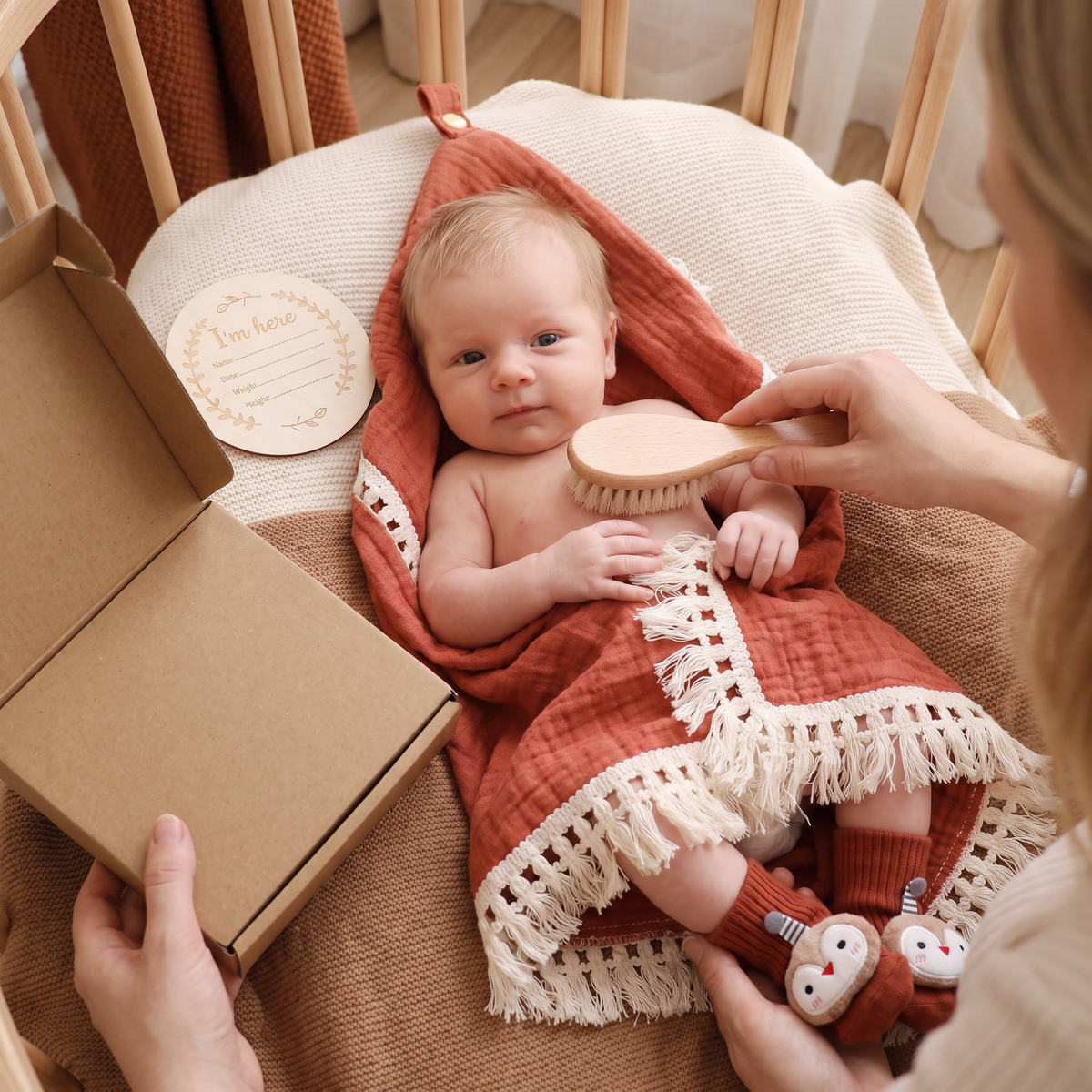Babyvårdspresentbox – handduk, strumpor eller hårband och badborste för nyfödda