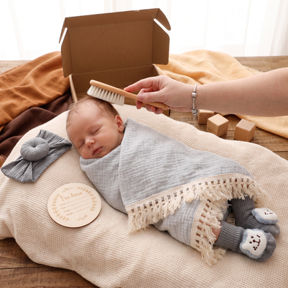 Babyvårdspresentbox – handduk, strumpor eller hårband och badborste för nyfödda