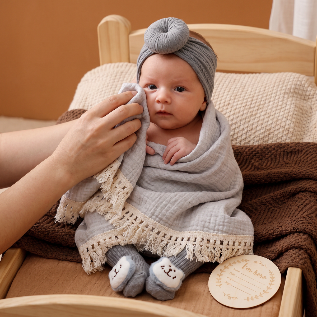 Babyvårdspresentbox – handduk, strumpor eller hårband och badborste för nyfödda