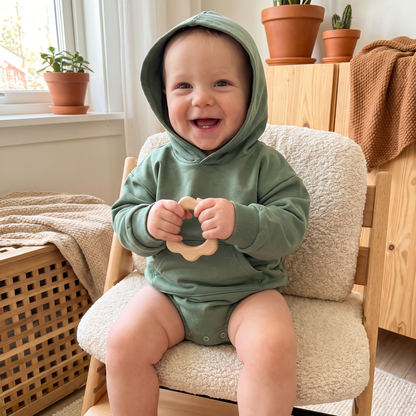 Babyromper med huva – Mjuk långärmad sparkdräkt med framficka