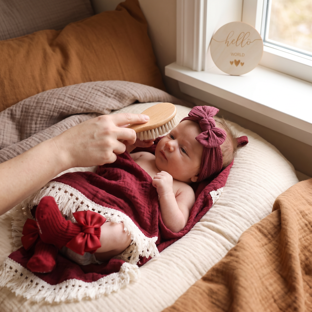 Babyvårdspresentbox – handduk, strumpor eller hårband och badborste för nyfödda