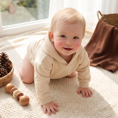 Babyromper med huva – Mjuk långärmad sparkdräkt med framficka